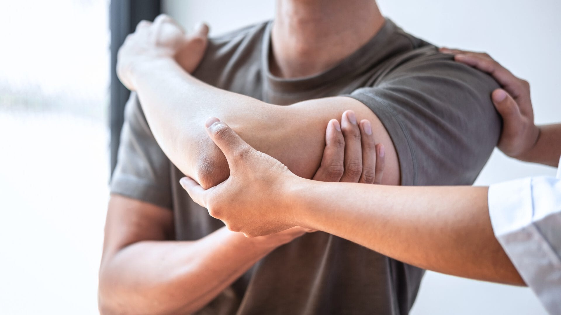 Our Services - Bedford - Roach Chiropractic Centre 13 treating tennis elbow